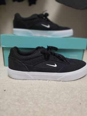 Nike SB Malor Black/white Size 8 women